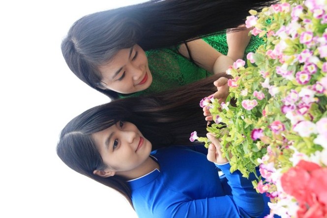Bạn trẻ hào hứng, tạo dáng bên đường hoa Đà Nẵng - ảnh 2
